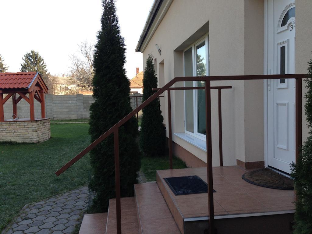 Kocsis Apartman Es Camping Mosonmagyarovar Ruang foto